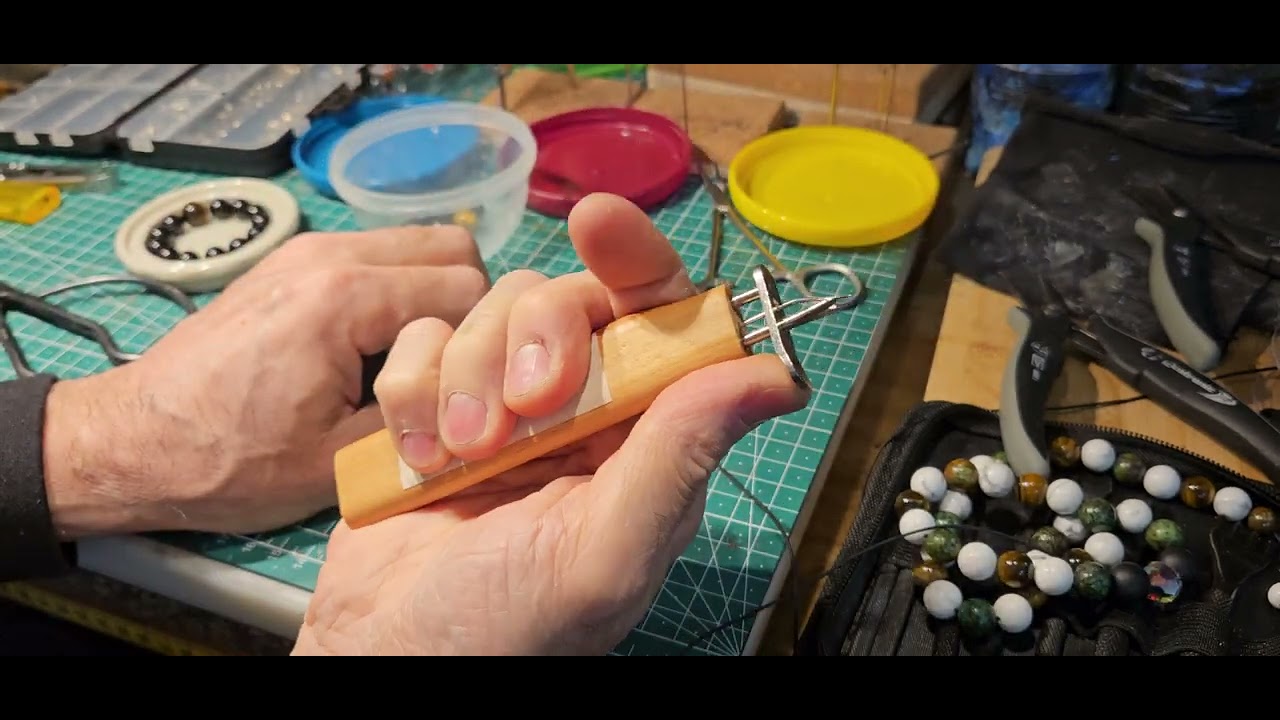 Comment se servir de l'outil pour nouer les perles.