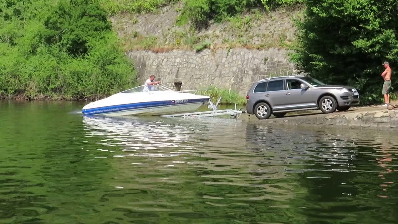 spouštění lodi na vodu -  Launching the boat into the water