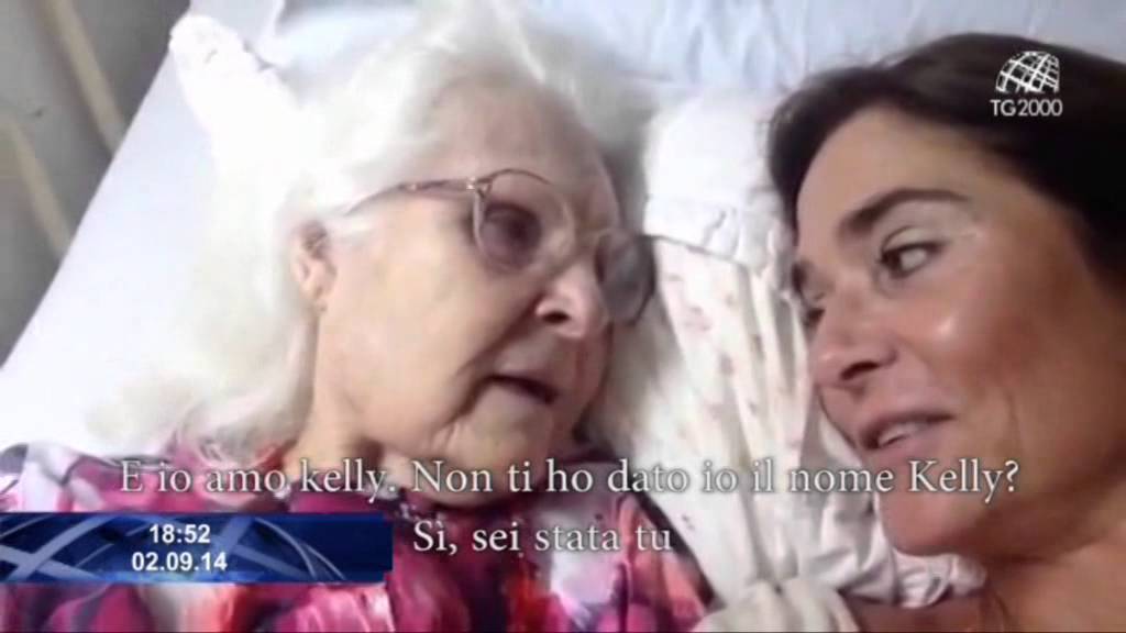 Una mamma malata di Alzheimer riesce a riconoscere la figlia e a dirle 