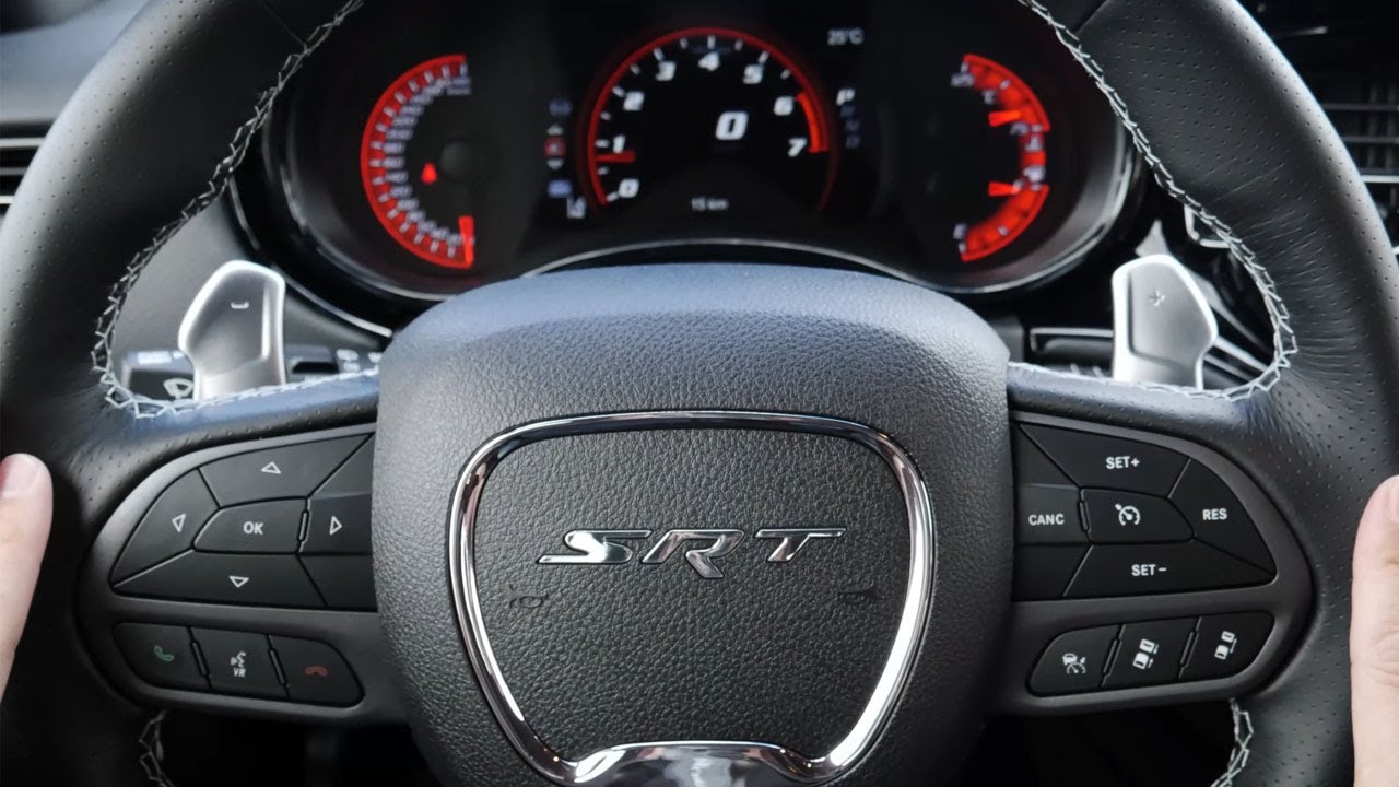 Рулевое колесо и приборная панель в Dodge Durango