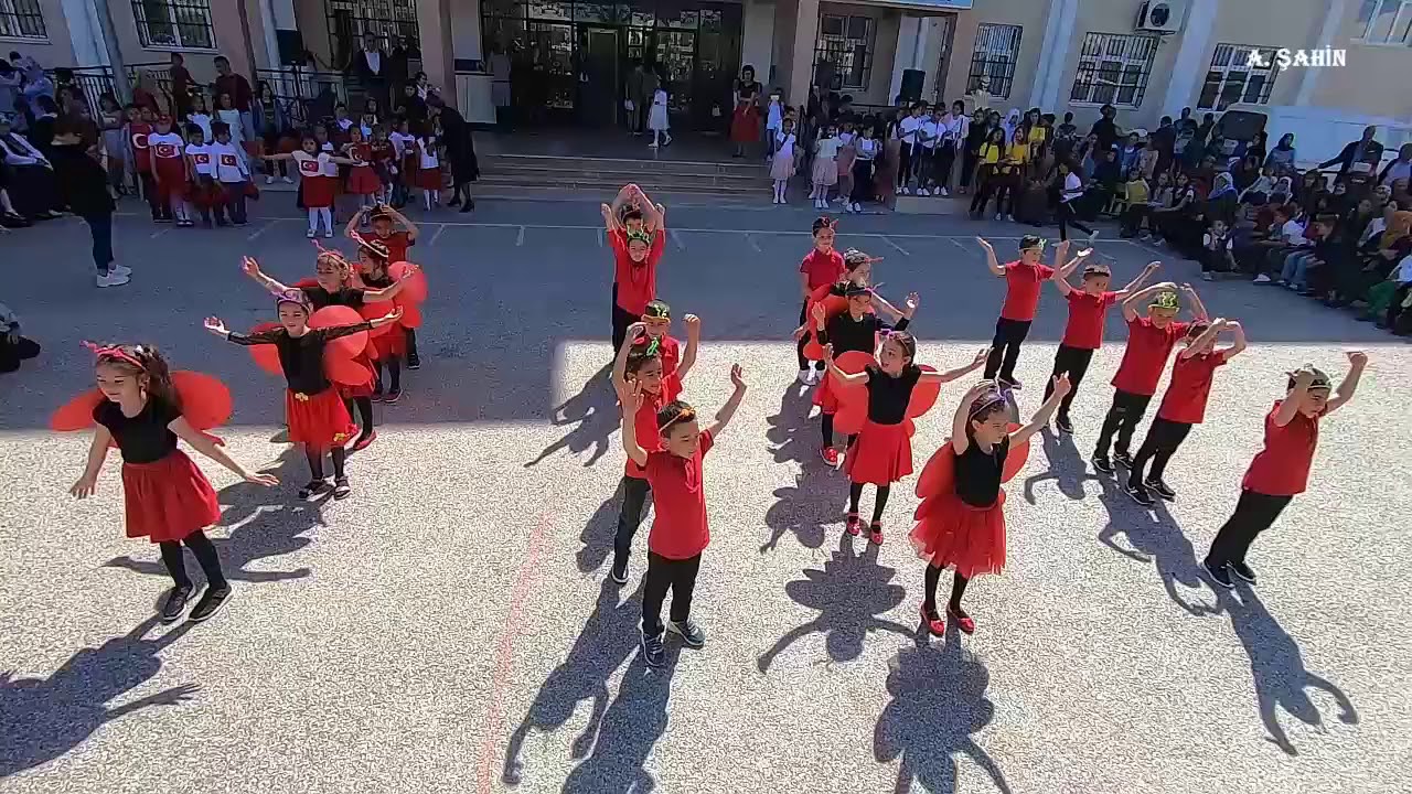 23 Nisan Dans Gösterisi Ateş Böceği