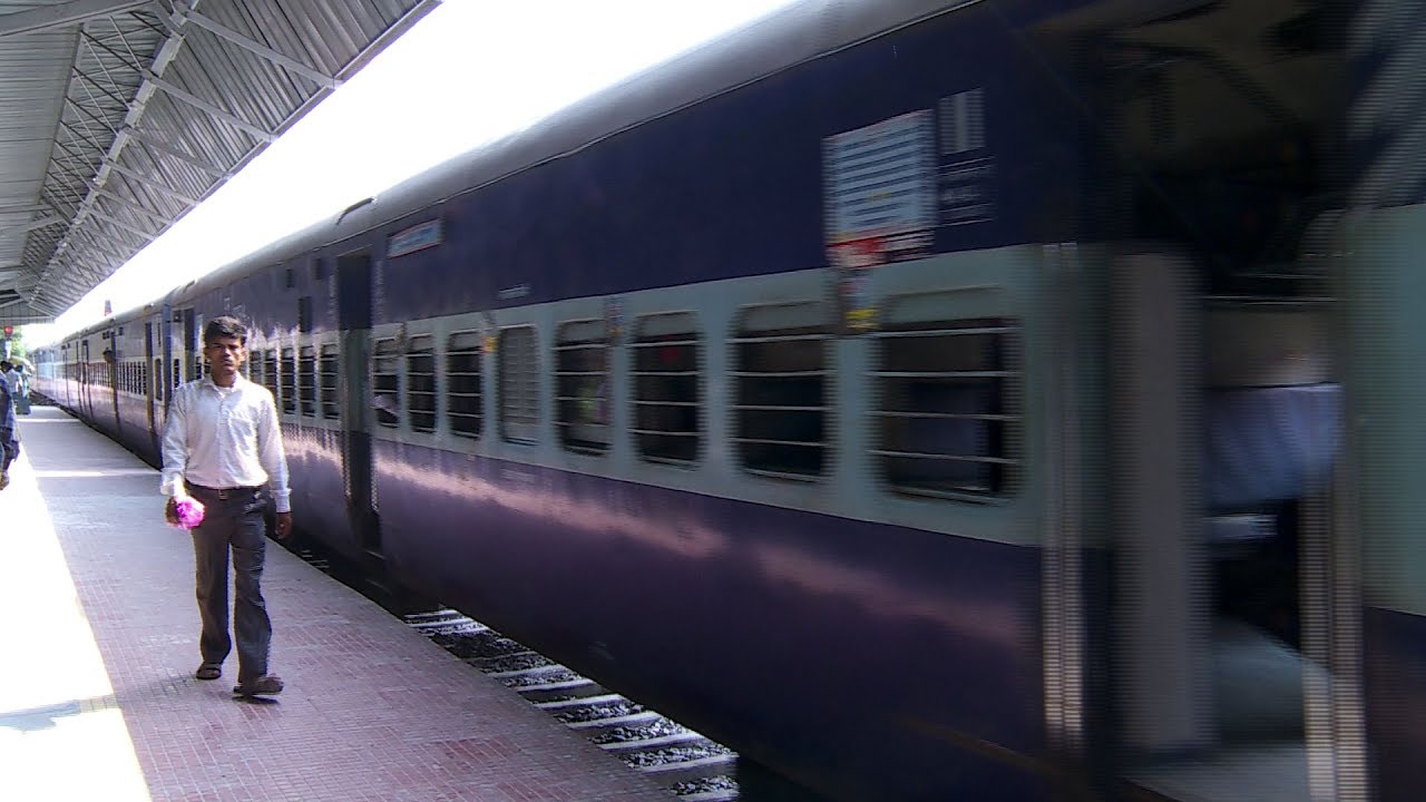 Sapt Kranti SF Express || सप्तक्रांति सुपर फ़ास्ट || Arrivals the Bapudham Motihari Railway Station