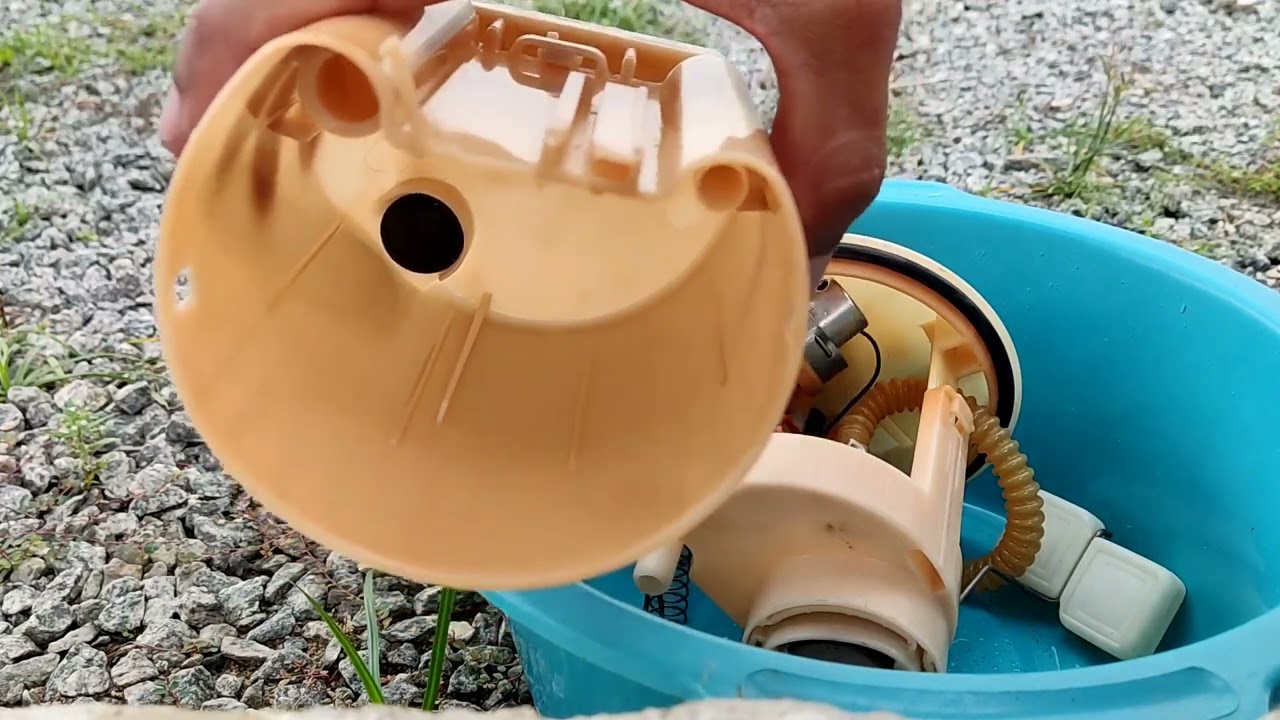 Como fazer a troca do pre-filtro da bomba de combustível Clio
