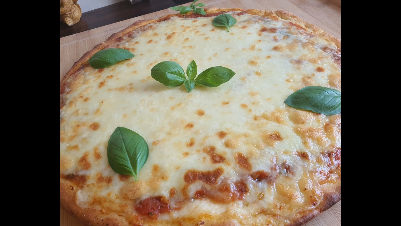 بيتزا إيطالية بطريقة إحترافية مع شرح كامل لأسرار العجينة والصوص/ Italian pizza in a professional way