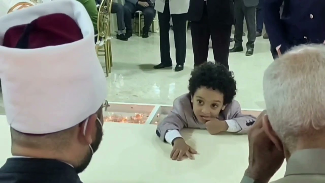 الدكتور أسامة الأزهري ساب الناس والفرح وكل اللي حوله وقعد يلاعب الطفل