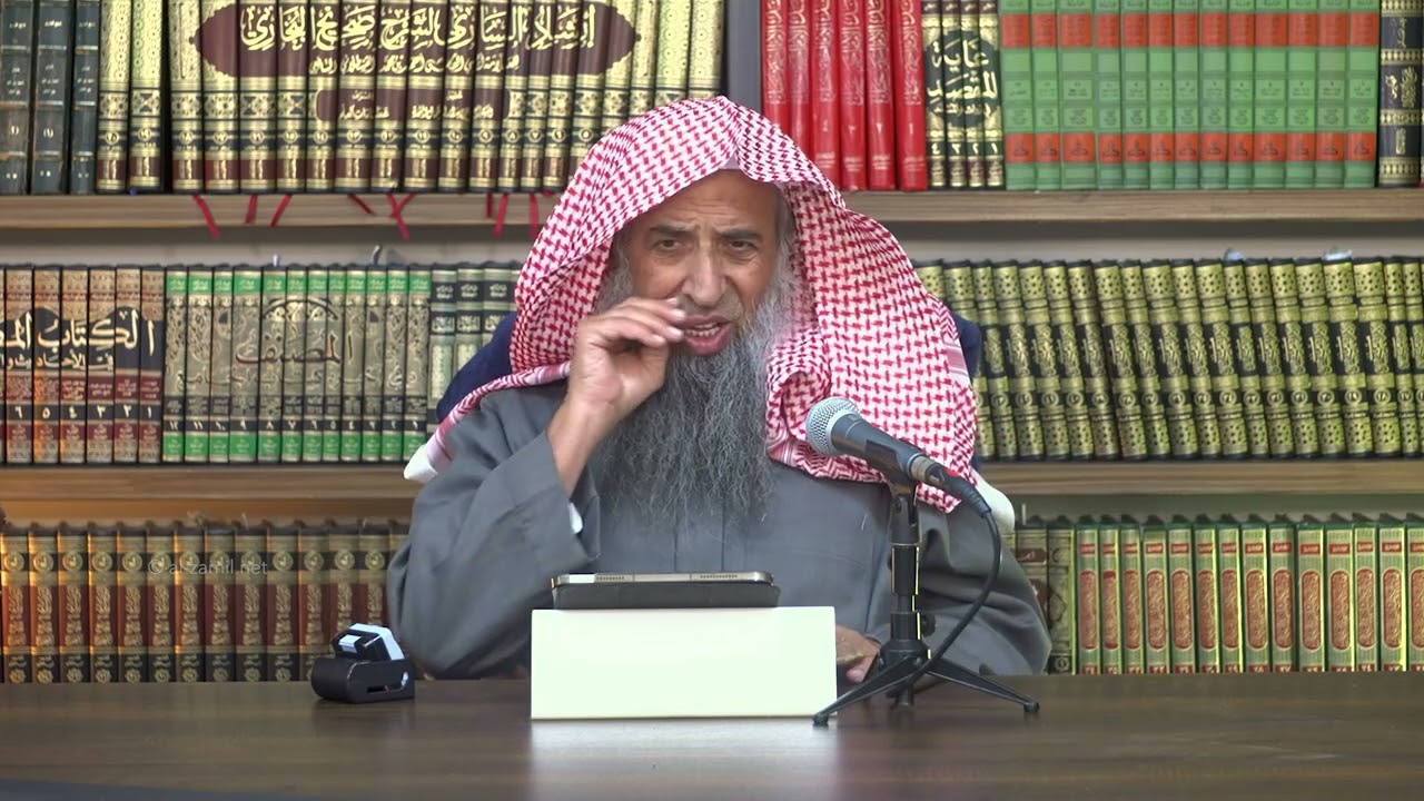 ما حكم من جلس للتشهد ناسيًا في الركعة الثالثة وهل يسجد للسهو؟