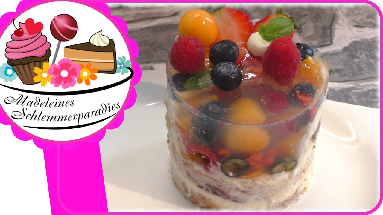 MINI BERRY JELLY CAKES - feine kleine Joghurttörtchen mit Beeren und Weingelee, damit überraschst du