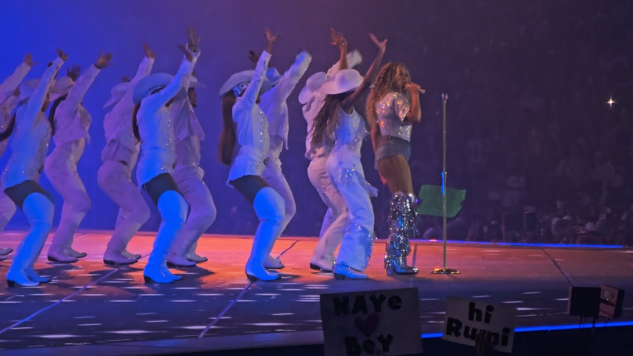 Beyoncé sings BLACKBIIRD, Freedom, YA YA and Why Don't You Love Me - Houston Cowboy Carter Tour N2