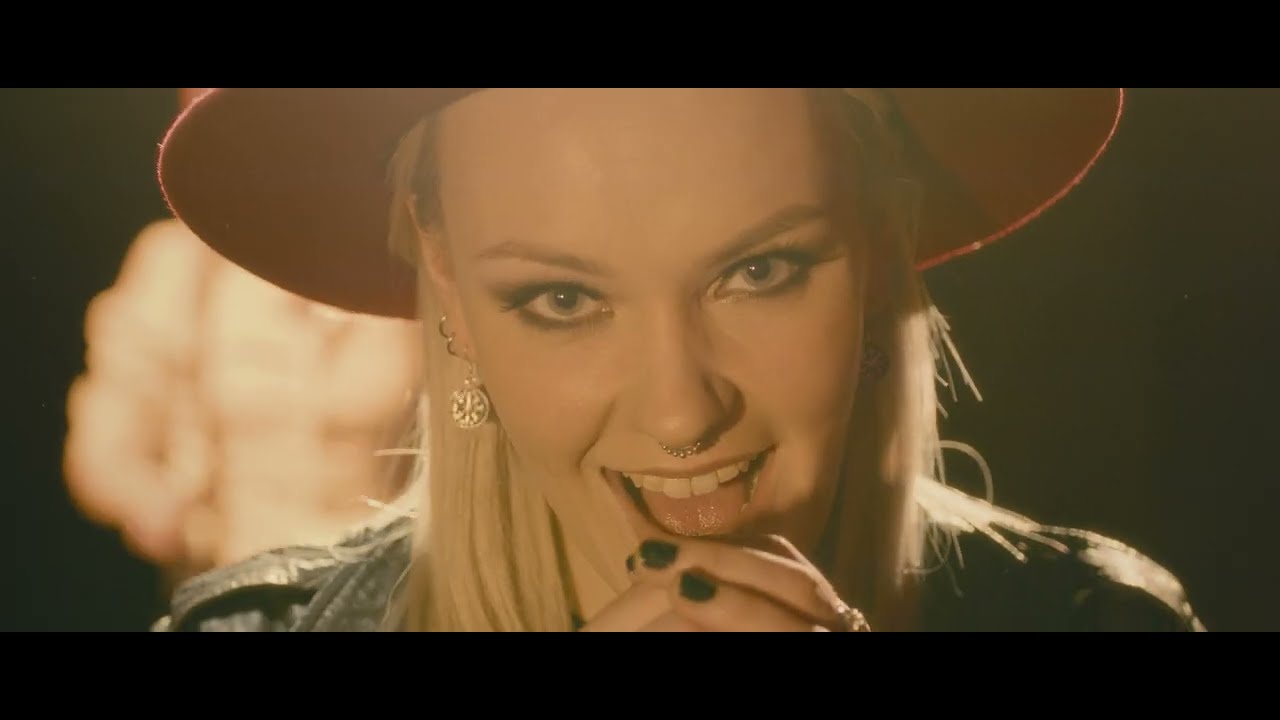 Salla Flinkman - Se palaa iholla (virallinen musiikkivideo)