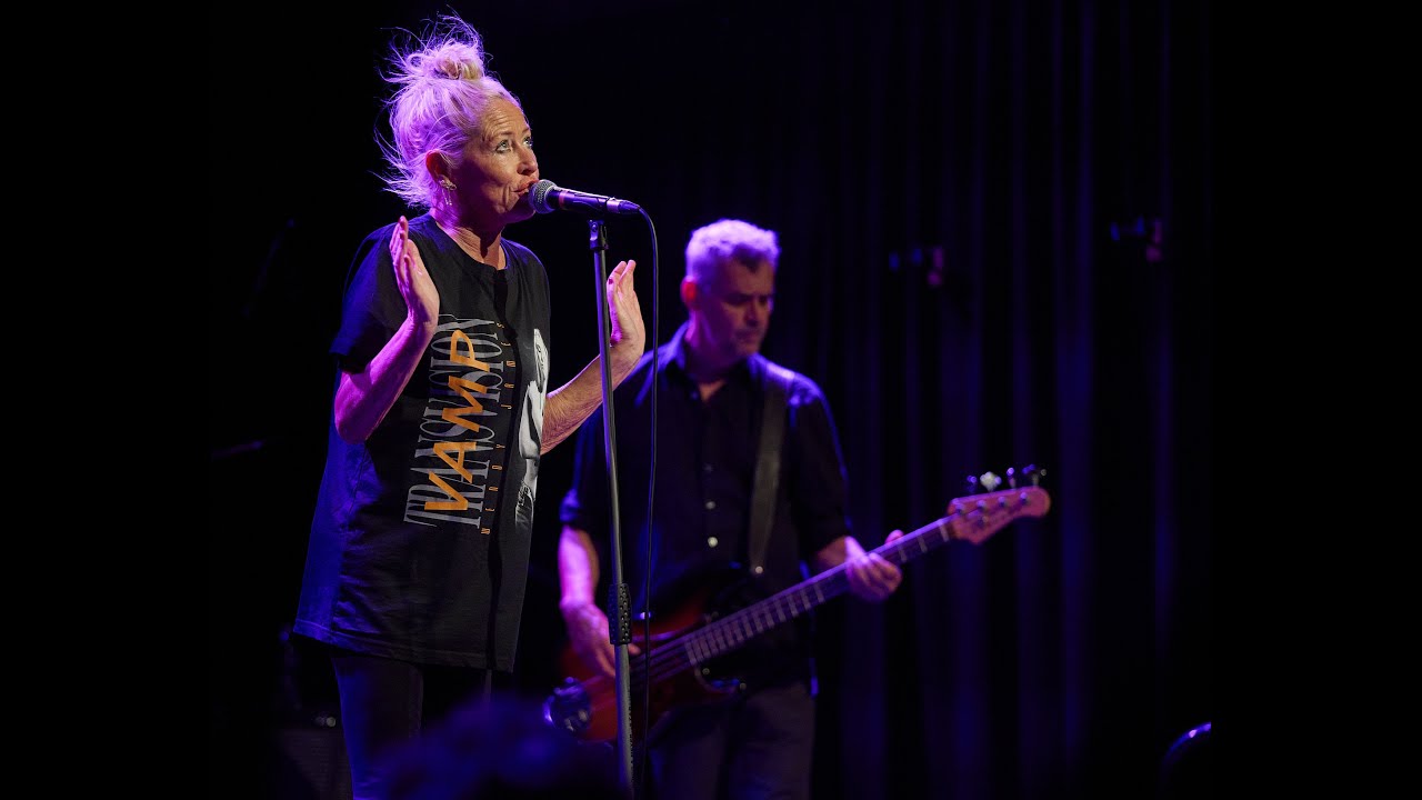 Wendy James in Southampton singing The Transvision Vamp Song 