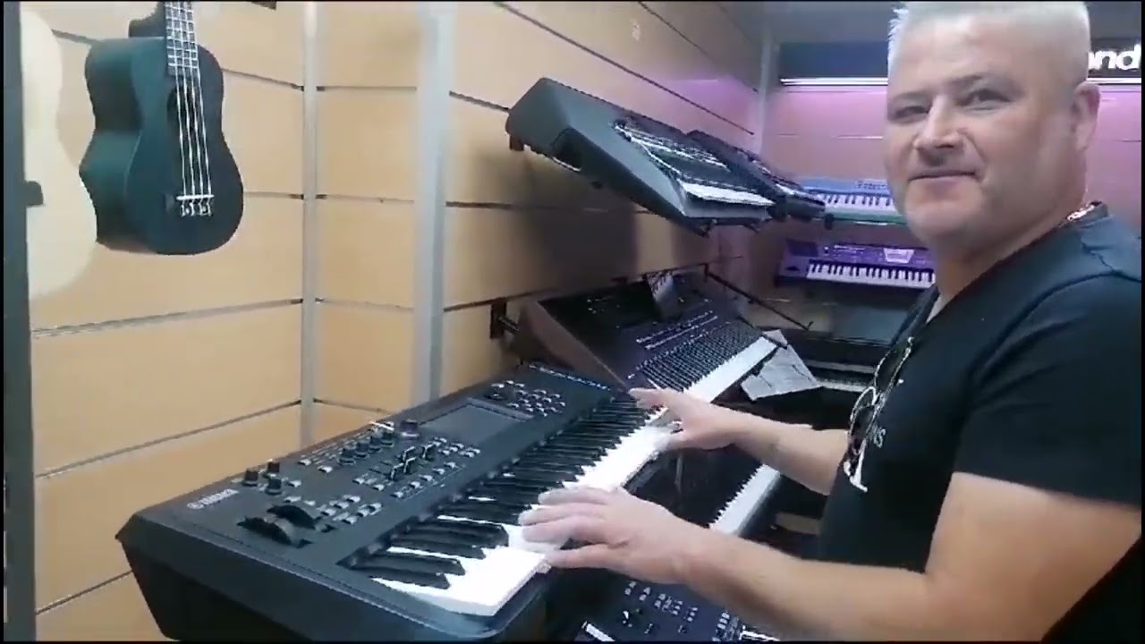 Leonel Figueiredo experimenta teclados Yamaha