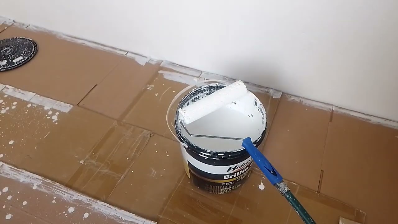 Mostrando a finalização da aplicação do selador e iniciando a pintura.