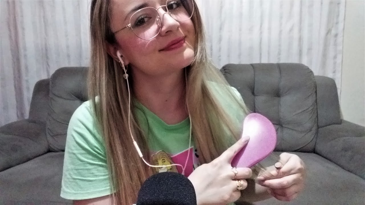 ASMR: MASCANDO CHICLETE E ESCOVANDO MEU CABELO (SUSSURROS / SONS DE MASTIGAÇÃO)