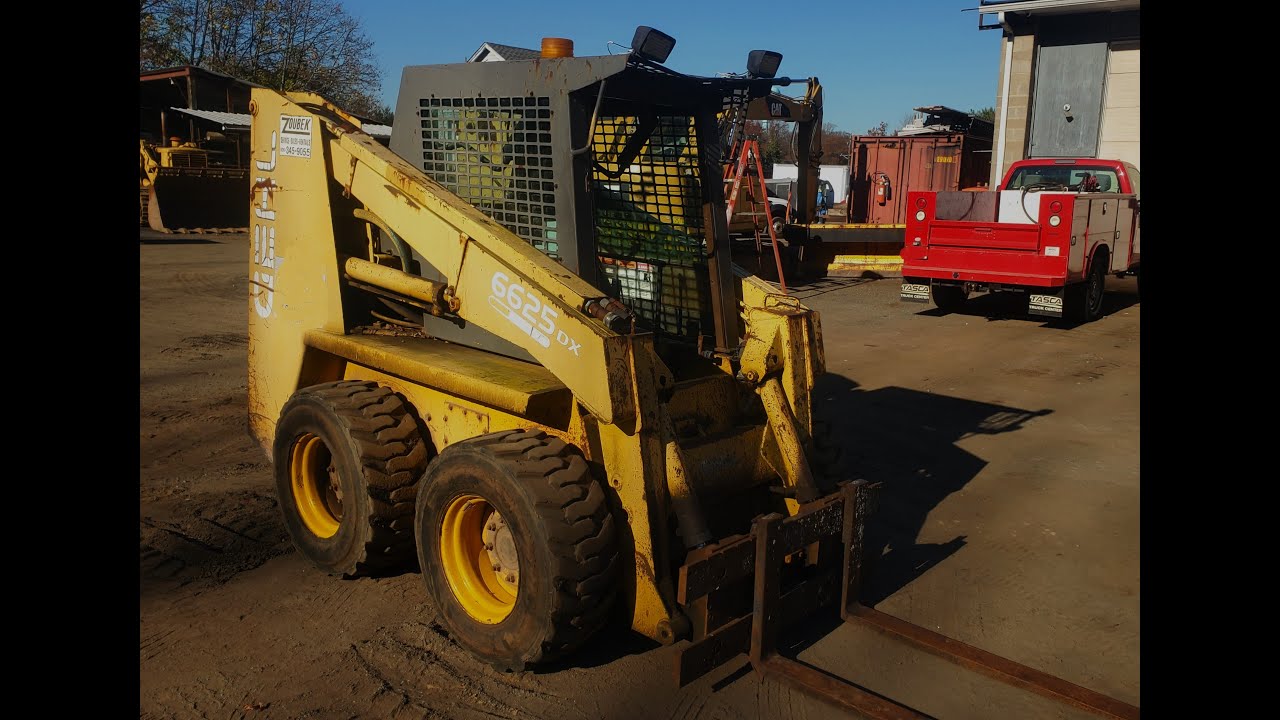 GEHL SKID STEER DX 6625 Quick Connect Forks and 72'' GP Bucket, Open Rops/No Door.