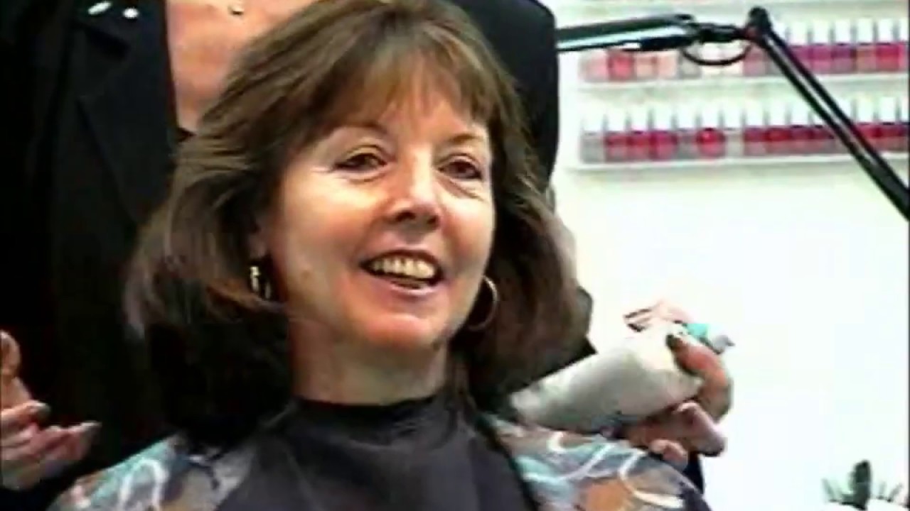 What Does A Cosmetologist Do?