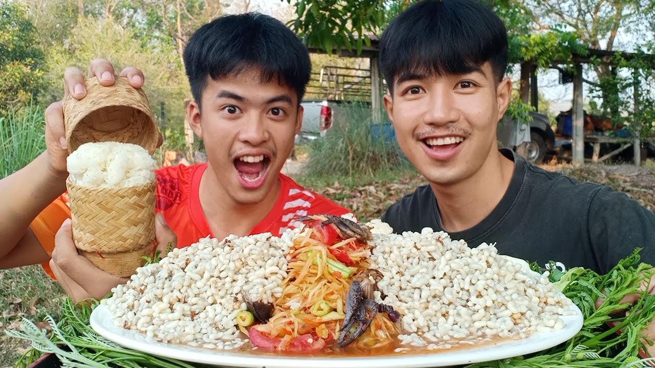 ส้มตำไข่มดแดงจานใหญ่ๆไข่ล้นๆมาแล้วครับ มากินด้วยกันนะครับ.