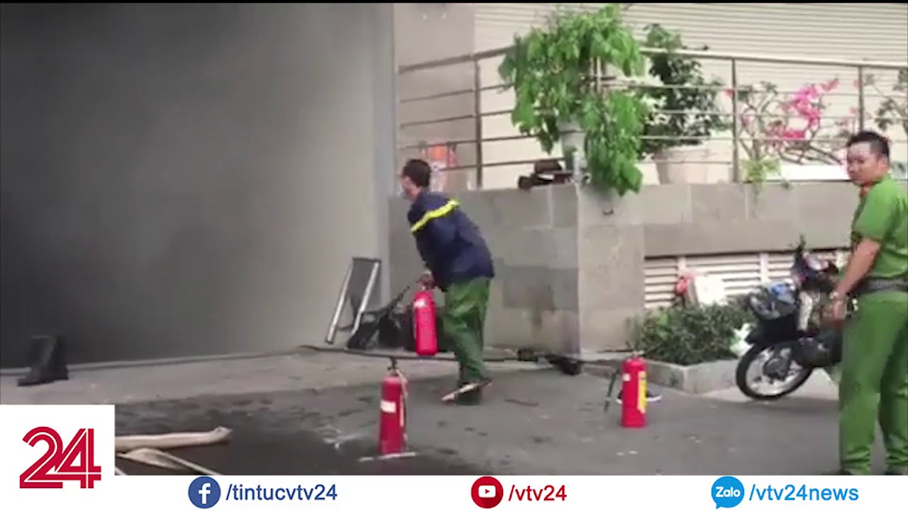 Ngọn lửa bùng lên dữ dội tại Block B tòa chung cư Carina Plaza - Tin Tức VTV24
