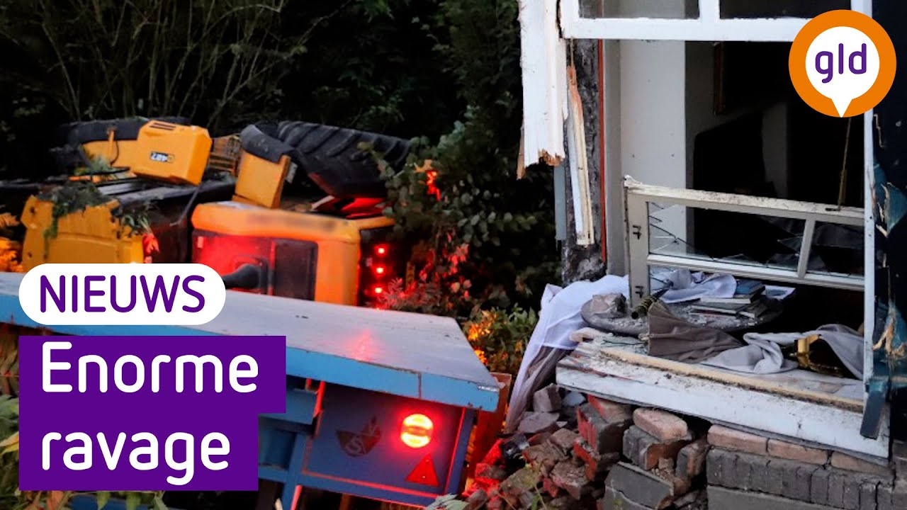 Shovel rijdt huis binnen in Lienden