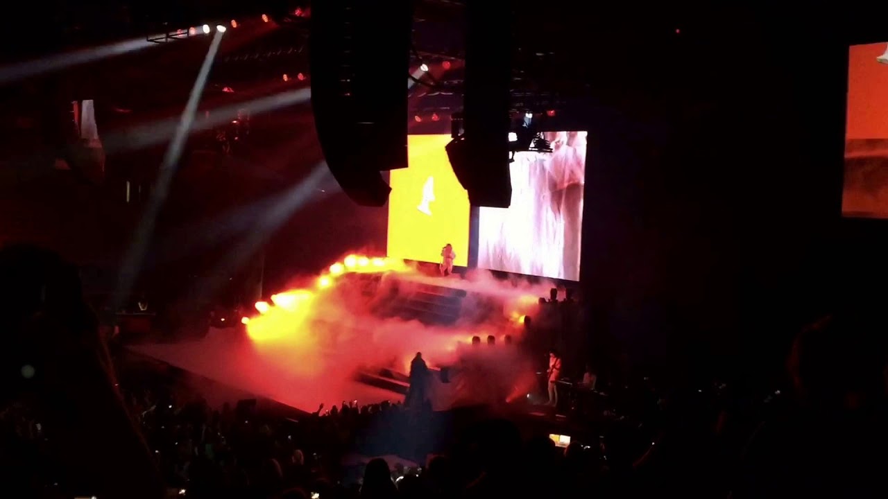 Halsey - HFK tour - Intro: The Prologue / Eyes Closed Live at Air Canada Centre