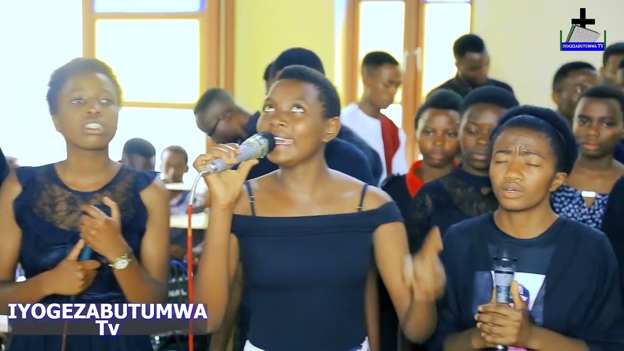 SHALOM CHOIR Ya MELR  Kamembe.indirimbo yaririmbiye mu gitaramo cya brereye KURI EAR.