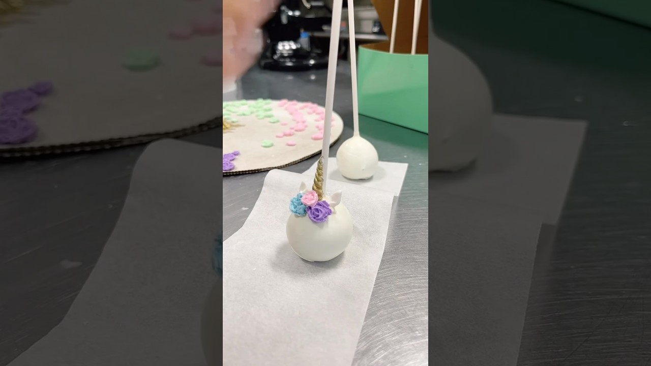A unicorn told me that the secret to happiness is a cake pop in each hand&hellip; and we believe it! 🦄💖