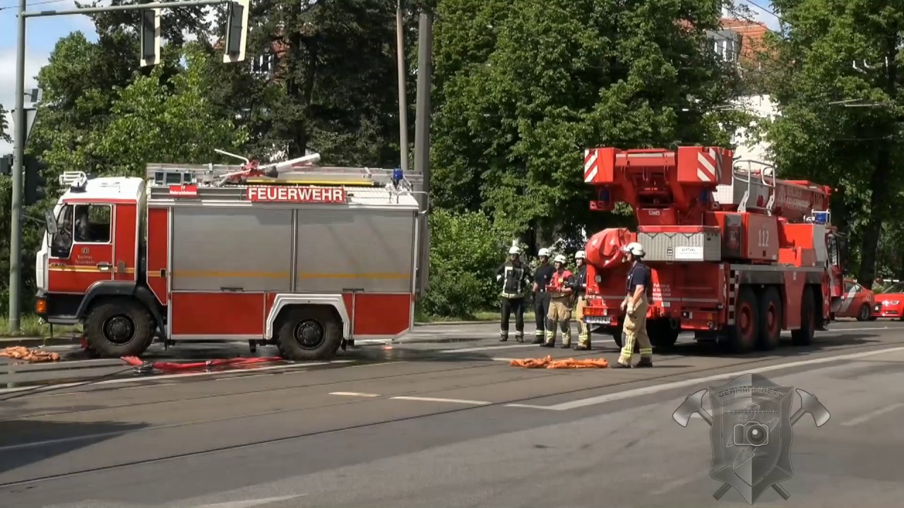 Tanklöschfahrzeug kippt bei Einsatzfahrt auf Seite - Einsatzstelle [Berliner Feuerwehr]