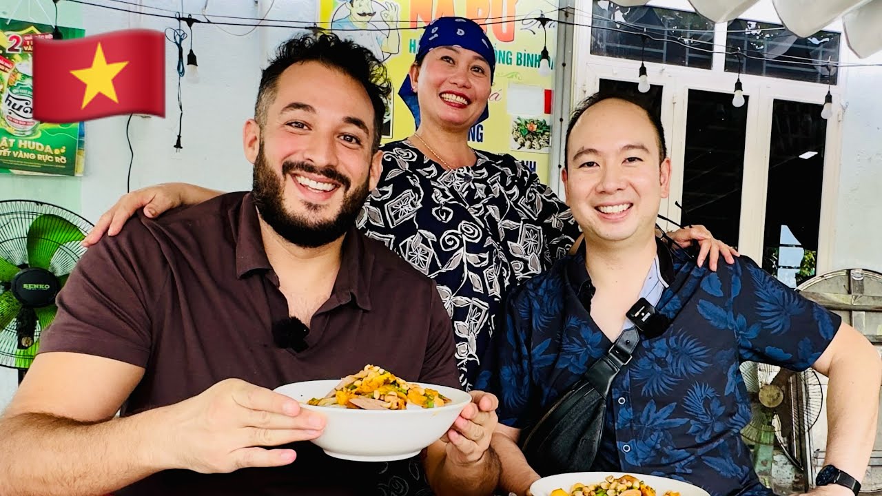 BEST M&igrave; Quảng in Da Nang, Vietnam 🇻🇳 (Streefood Interview)