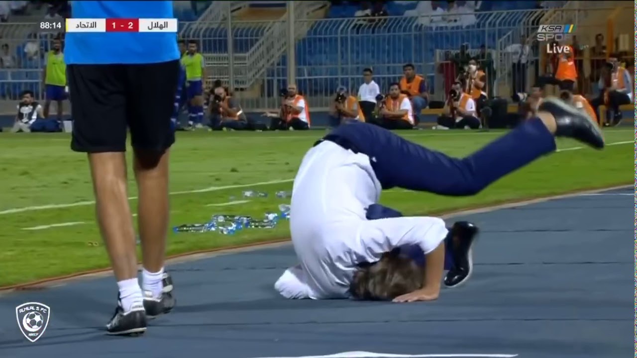 هههه لاعب الاتحاد يسقط على خورخي خيسوس (عندما كان مدرب الهلال)