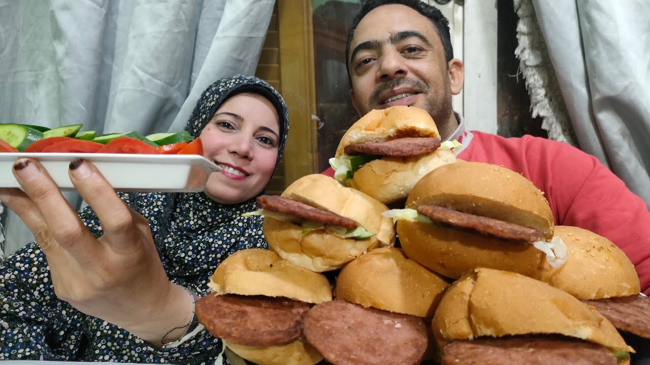 مين يقدر على ده تحدي على 10 برجر لحم ضد امال مع شرائح من الخيار الطماطم والعقاب مفيد للغايه