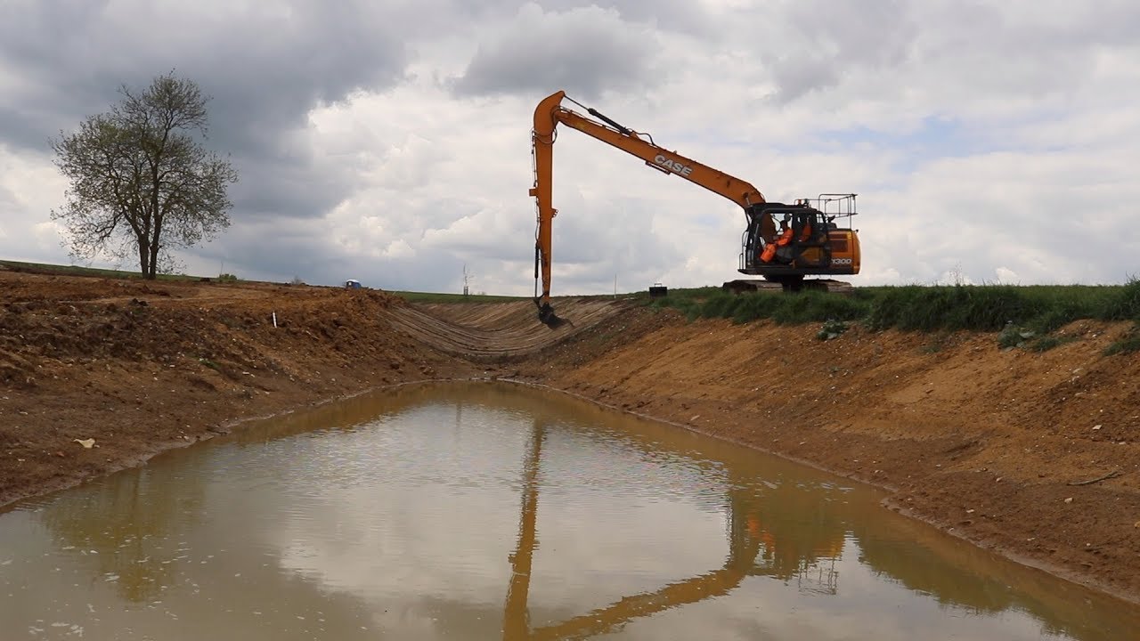 Case Long Reach excavator digging a trench! | Diggers and Dozers HD