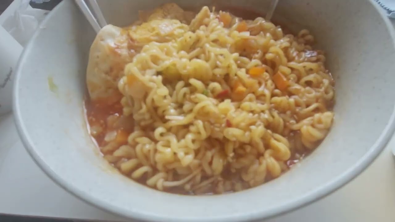 신라면을 먹는 영상