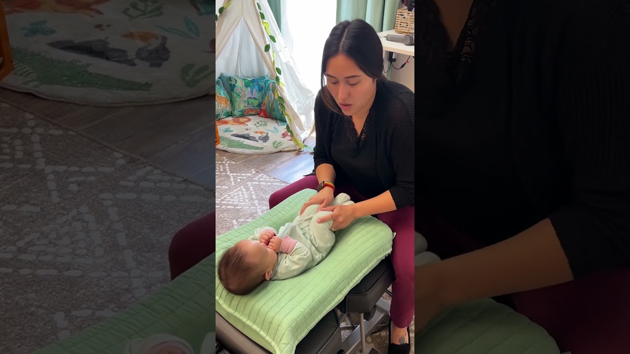 #детскийхиропрактик Доктор Даниэль знает приемы, которые помогут ребенку лучше какать 💕▫️ @mommas...