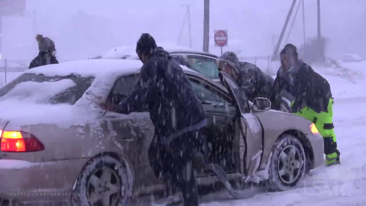 02-17-2021 Memphis, TN - Cars Stuck at I-55 Ramp - Pedestrians Push - Heavy Snow