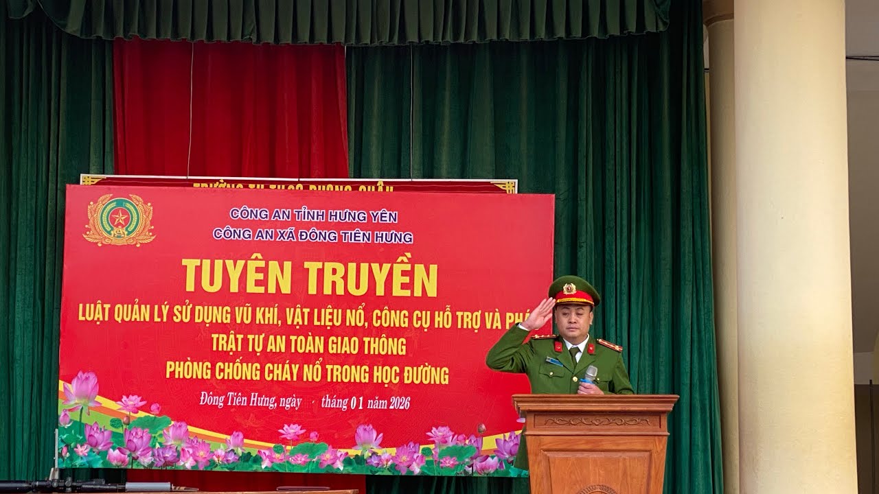 ( Trường TH&THCS Phong Châu: Tuyên truyền, giới thiệu vũ khí, công cụ hỗ trợ, vật liệu nổ. 