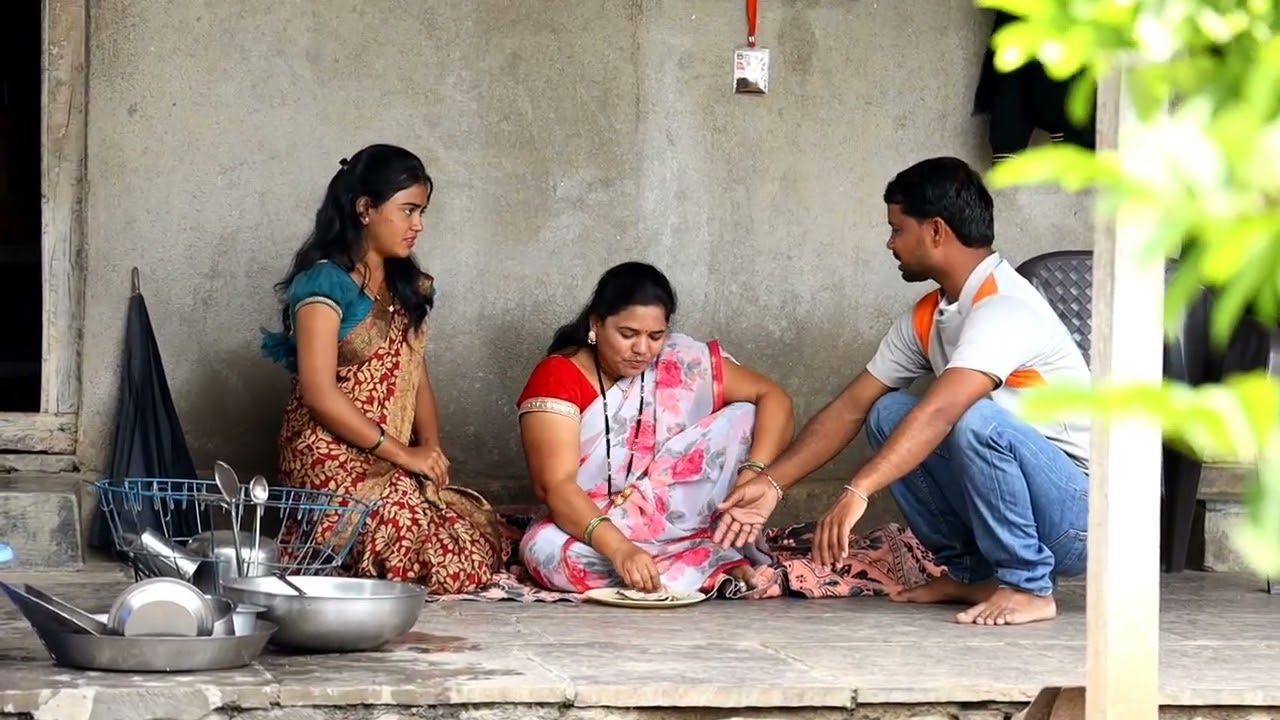 गरिबीत पैसे जुळले नाही, सावकार बाई वसुलीला 😭 झोपायालाच घरी बापरे 🥺 #emotional #ytshorts #shetkari 