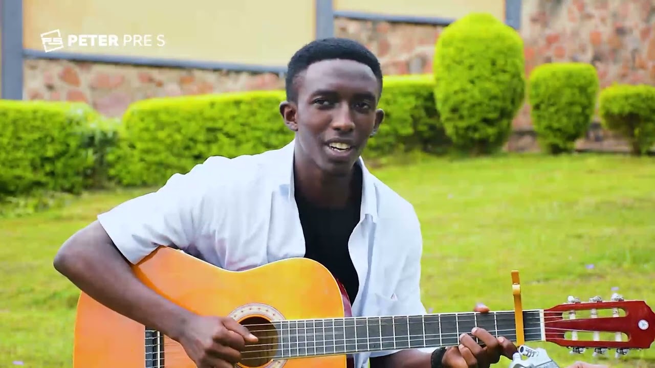 Afite impano idasanzwe yo gucuranga Guitar | Yaducurangiye tujya mu mwuka!