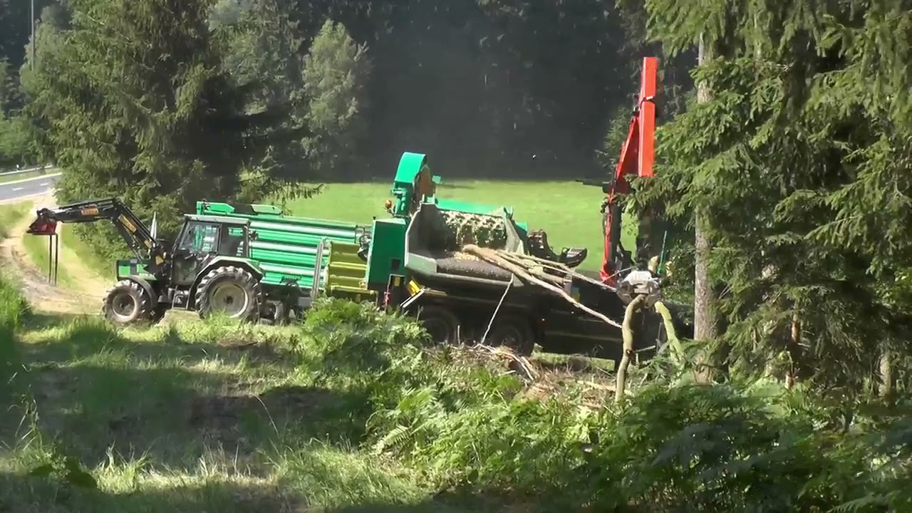 Der Hightech Hacker im Einsatz beim Holzhacker am Wegesrand  Jenz Chippertruck Hem 583 R Frist ganz