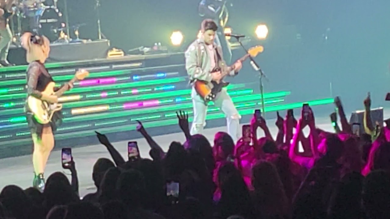 Jonas Brothers Remember This Tour - Cake By The Ocean