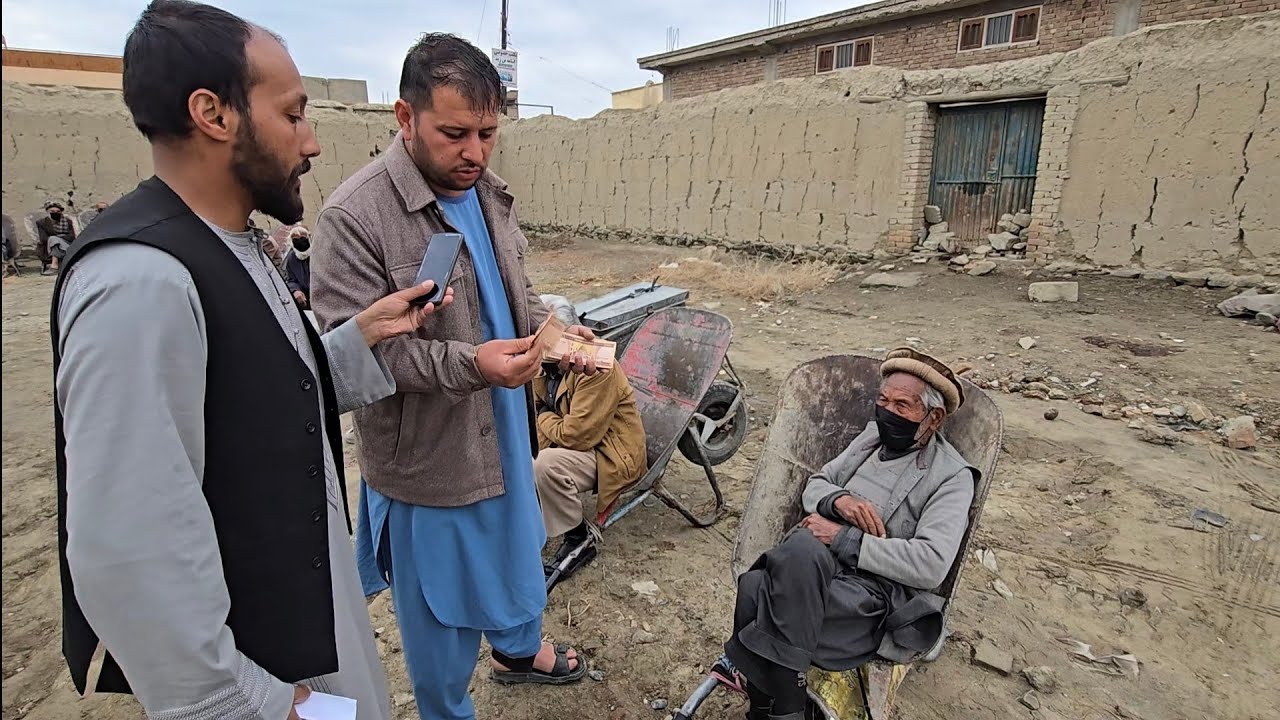 صد هزار پول نقد را برای کارگران و‌کراچی وان ها توزیع کردیم