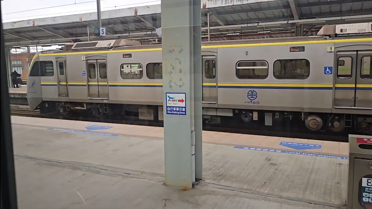 2013次七堵發車經由海線開往嘉義的EMU800型八輛二編組EMU815+EMU816微笑號區間快車，和2193次基隆發車經由山線開往嘉義的銀綠色微笑號EMU900型十輛一編組EMU934區間車