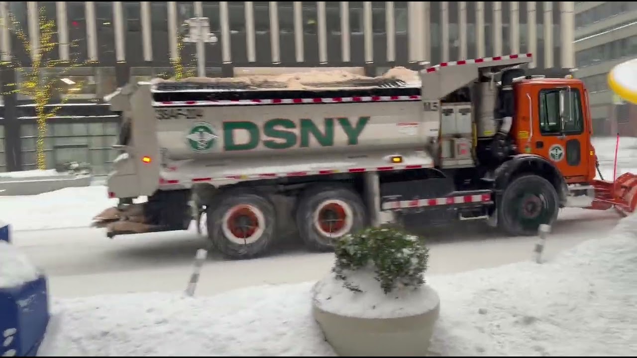 Snowfall in Times Square 🗽