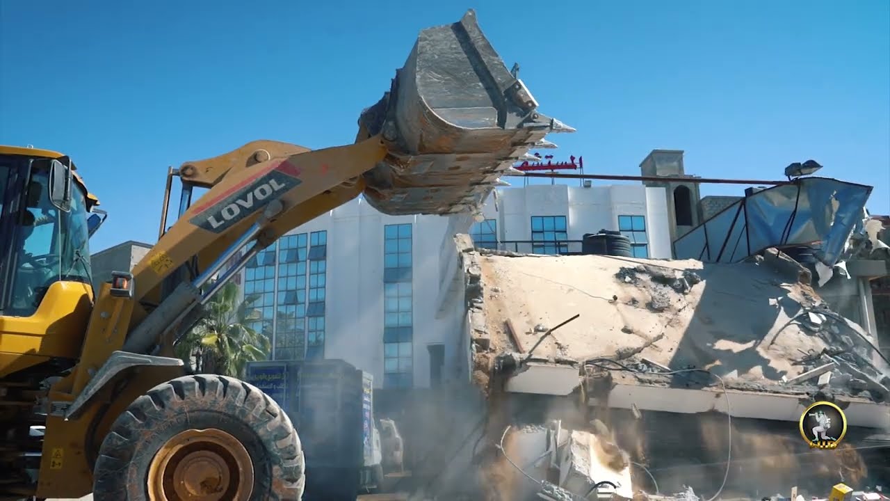 شاهد / القوات المُسلحة والأجهزة الأمنية تواصل حملة إزالة الاكشاك العشوائية داخل مدينة بنغازي