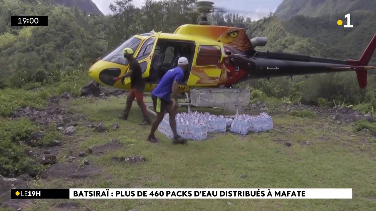 Mafate sans eau potable depuis le passage de Batsirai, 400 packs d’eau livrés par hélicoptère