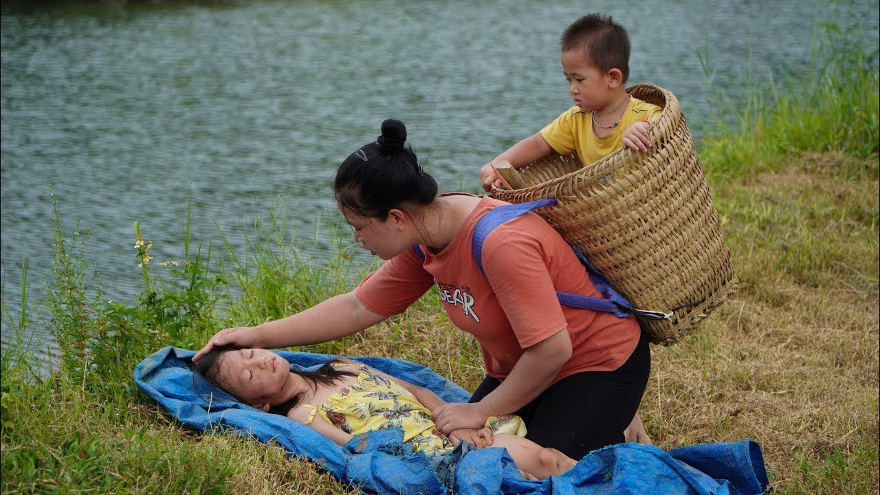 On her way home, the single mother rescues a girl in danger - and raises orphaned children.