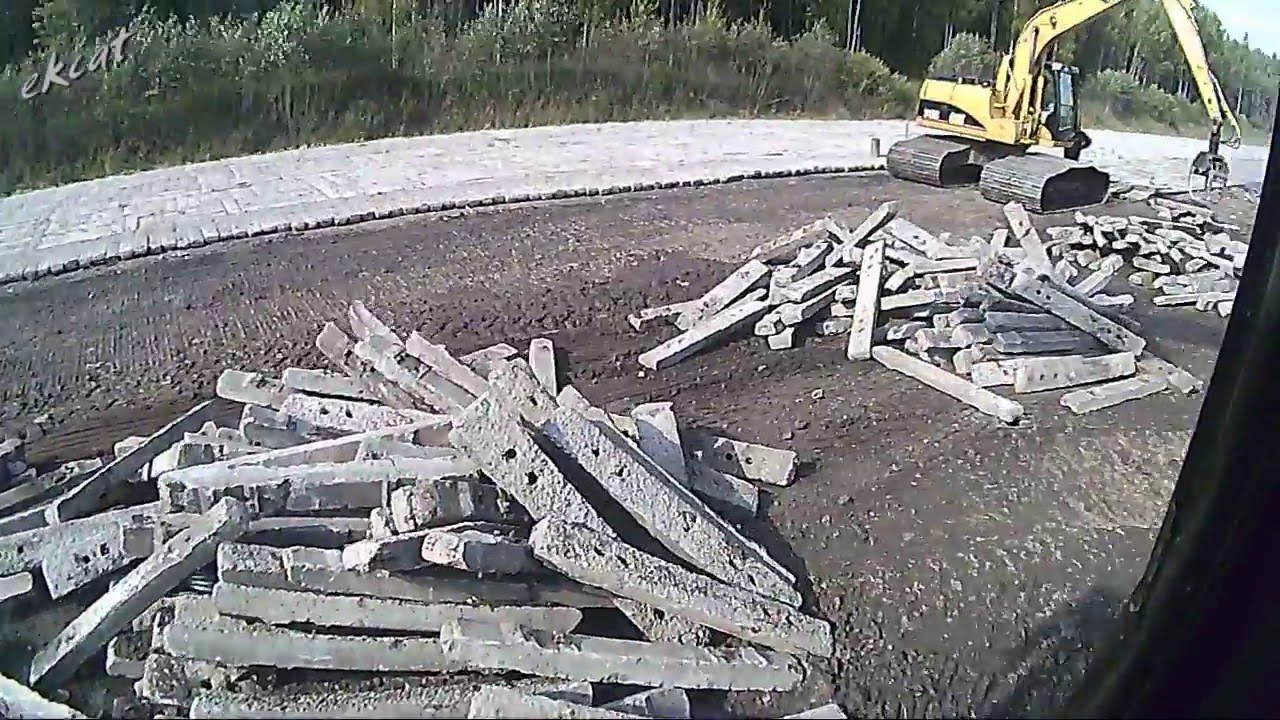 Укладка шпал экскаватором Caterpillar 312C.