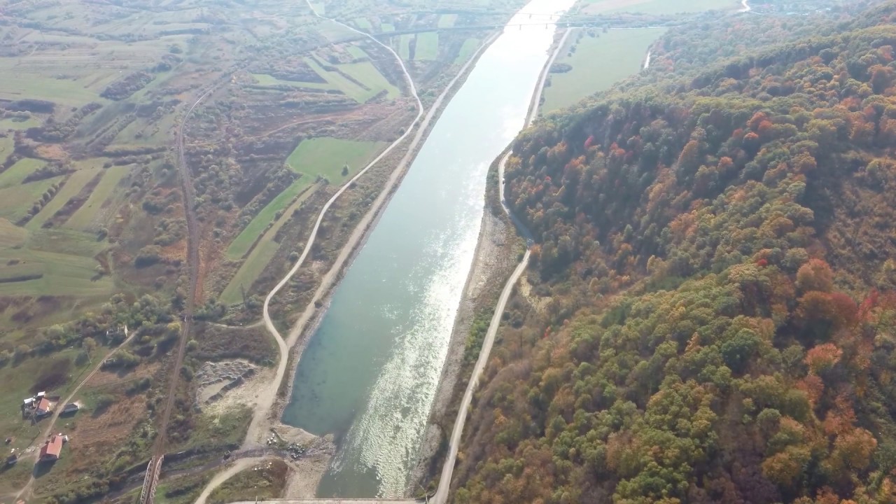 Oltul in culorile toamnei... {4k}