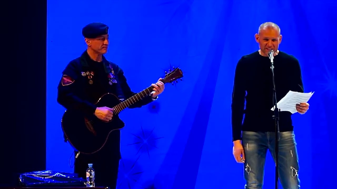 Актер Андрей Фролов  поет песню Виталия Леонова 