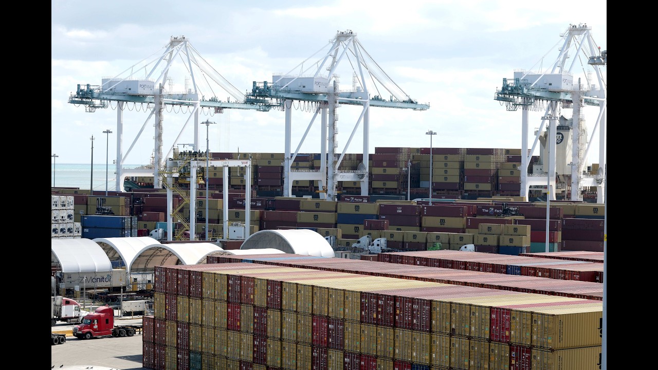 Trump&rsquo;s New 10 Percent Global Tariffs Take Effect