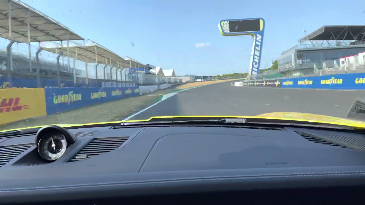 Tour rapide en Porsche 992 GT3 sur le Bugatti au Mans (1 minute 48)