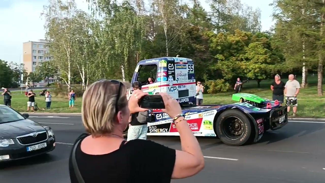 Závodní TRACKY a vozy NASKAR projíždí městem Most 